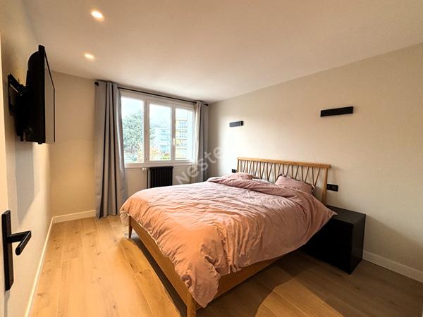 Magnifique 3 pièces traversant rénové avec balcons et cave proche du centre de Bassens