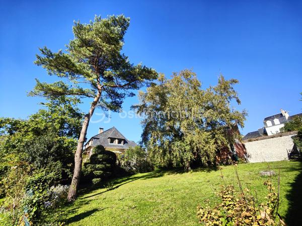Découvrez cette splendide maison de 180 m², située au cœur du centre-ville de Trouville-sur-Mer, qui vous offre une vue panoramique sur la mer tout en garantissant un calme absolu. Construite en 1978 et s’étalant sur trois niveaux, elle incarne l'alliance parfaite entre charme et modernité, entourée d’un vaste terrain de 2.000 m².

Composée de 8 pièces dont 4 chambres spacieuses, cette demeure lumineuse possède deux élégantes terrasses où vous pourrez vous ressourcer face au large. Profitez d’un intérieur soigné avec un séjour harmonieux équipé d’une cheminée, une cuisine moderne, deux salles de bain et trois salles d'eau. Les doubles vitrages assurent confort et économie, tandis que la présence d’une cave et d’un box complète cet ensemble fonctionnel.

À l'extérieur, stationnez en toute sérénité grâce aux cinq places de parking, et admirez un environnement paisible et sans vis-à-vis, orienté Sud, Est et Ouest. Niveau sécurité, bénéficiez d’équipements ultramodernes : interphone, digicode, vidéosurveillance et alarme sont au rendez-vous.

À deux pas des commodités et des transports en commun (bus 113, 111R, 111A et gare SNCF Paris Trouville Deauville), cette maison offre une véritable vie de quartier, tout en étant exonérée de travaux à prévoir.

Prenez rendez-vous avec Willy Boyé - 07 87 37 75 87, votre agent de confiance, pour visiter ce bien rare où chaque coin respire la sérénité et le bien-être. 
Taxe foncière : 2628 €. Coup de cœur assuré !