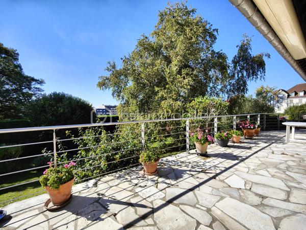 Découvrez cette splendide maison de 180 m², située au cœur du centre-ville de Trouville-sur-Mer, qui vous offre une vue panoramique sur la mer tout en garantissant un calme absolu. Construite en 1978 et s’étalant sur trois niveaux, elle incarne l'alliance parfaite entre charme et modernité, entourée d’un vaste terrain de 2.000 m².

Composée de 8 pièces dont 4 chambres spacieuses, cette demeure lumineuse possède deux élégantes terrasses où vous pourrez vous ressourcer face au large. Profitez d’un intérieur soigné avec un séjour harmonieux équipé d’une cheminée, une cuisine moderne, deux salles de bain et trois salles d'eau. Les doubles vitrages assurent confort et économie, tandis que la présence d’une cave et d’un box complète cet ensemble fonctionnel.

À l'extérieur, stationnez en toute sérénité grâce aux cinq places de parking, et admirez un environnement paisible et sans vis-à-vis, orienté Sud, Est et Ouest. Niveau sécurité, bénéficiez d’équipements ultramodernes : interphone, digicode, vidéosurveillance et alarme sont au rendez-vous.

À deux pas des commodités et des transports en commun (bus 113, 111R, 111A et gare SNCF Paris Trouville Deauville), cette maison offre une véritable vie de quartier, tout en étant exonérée de travaux à prévoir.

Prenez rendez-vous avec Willy Boyé - 07 87 37 75 87, votre agent de confiance, pour visiter ce bien rare où chaque coin respire la sérénité et le bien-être. 
Taxe foncière : 2628 €. Coup de cœur assuré !