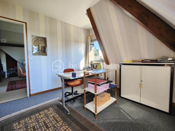 Découvrez cette splendide maison de 180 m², située au cœur du centre-ville de Trouville-sur-Mer, qui vous offre une vue panoramique sur la mer tout en garantissant un calme absolu. Construite en 1978 et s’étalant sur trois niveaux, elle incarne l'alliance parfaite entre charme et modernité, entourée d’un vaste terrain de 2.000 m².

Composée de 8 pièces dont 4 chambres spacieuses, cette demeure lumineuse possède deux élégantes terrasses où vous pourrez vous ressourcer face au large. Profitez d’un intérieur soigné avec un séjour harmonieux équipé d’une cheminée, une cuisine moderne, deux salles de bain et trois salles d'eau. Les doubles vitrages assurent confort et économie, tandis que la présence d’une cave et d’un box complète cet ensemble fonctionnel.

À l'extérieur, stationnez en toute sérénité grâce aux cinq places de parking, et admirez un environnement paisible et sans vis-à-vis, orienté Sud, Est et Ouest. Niveau sécurité, bénéficiez d’équipements ultramodernes : interphone, digicode, vidéosurveillance et alarme sont au rendez-vous.

À deux pas des commodités et des transports en commun (bus 113, 111R, 111A et gare SNCF Paris Trouville Deauville), cette maison offre une véritable vie de quartier, tout en étant exonérée de travaux à prévoir.

Prenez rendez-vous avec Willy Boyé - 07 87 37 75 87, votre agent de confiance, pour visiter ce bien rare où chaque coin respire la sérénité et le bien-être. 
Taxe foncière : 2628 €. Coup de cœur assuré !