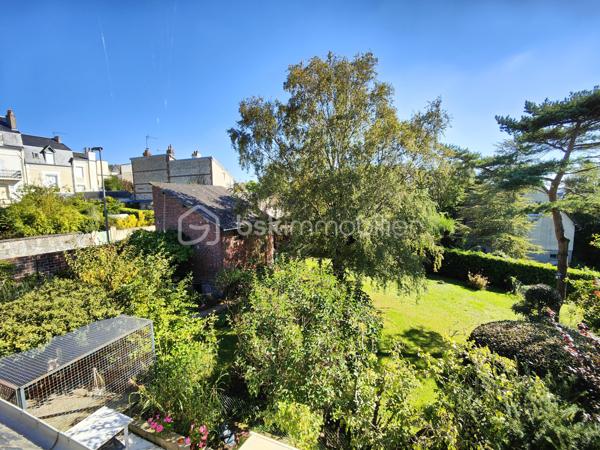 Découvrez cette splendide maison de 180 m², située au cœur du centre-ville de Trouville-sur-Mer, qui vous offre une vue panoramique sur la mer tout en garantissant un calme absolu. Construite en 1978 et s’étalant sur trois niveaux, elle incarne l'alliance parfaite entre charme et modernité, entourée d’un vaste terrain de 2.000 m².

Composée de 8 pièces dont 4 chambres spacieuses, cette demeure lumineuse possède deux élégantes terrasses où vous pourrez vous ressourcer face au large. Profitez d’un intérieur soigné avec un séjour harmonieux équipé d’une cheminée, une cuisine moderne, deux salles de bain et trois salles d'eau. Les doubles vitrages assurent confort et économie, tandis que la présence d’une cave et d’un box complète cet ensemble fonctionnel.

À l'extérieur, stationnez en toute sérénité grâce aux cinq places de parking, et admirez un environnement paisible et sans vis-à-vis, orienté Sud, Est et Ouest. Niveau sécurité, bénéficiez d’équipements ultramodernes : interphone, digicode, vidéosurveillance et alarme sont au rendez-vous.

À deux pas des commodités et des transports en commun (bus 113, 111R, 111A et gare SNCF Paris Trouville Deauville), cette maison offre une véritable vie de quartier, tout en étant exonérée de travaux à prévoir.

Prenez rendez-vous avec Willy Boyé - 07 87 37 75 87, votre agent de confiance, pour visiter ce bien rare où chaque coin respire la sérénité et le bien-être. 
Taxe foncière : 2628 €. Coup de cœur assuré !