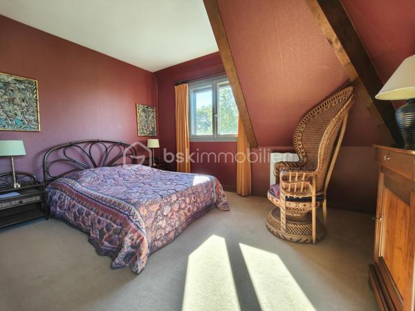 Découvrez cette splendide maison de 180 m², située au cœur du centre-ville de Trouville-sur-Mer, qui vous offre une vue panoramique sur la mer tout en garantissant un calme absolu. Construite en 1978 et s’étalant sur trois niveaux, elle incarne l'alliance parfaite entre charme et modernité, entourée d’un vaste terrain de 2.000 m².

Composée de 8 pièces dont 4 chambres spacieuses, cette demeure lumineuse possède deux élégantes terrasses où vous pourrez vous ressourcer face au large. Profitez d’un intérieur soigné avec un séjour harmonieux équipé d’une cheminée, une cuisine moderne, deux salles de bain et trois salles d'eau. Les doubles vitrages assurent confort et économie, tandis que la présence d’une cave et d’un box complète cet ensemble fonctionnel.

À l'extérieur, stationnez en toute sérénité grâce aux cinq places de parking, et admirez un environnement paisible et sans vis-à-vis, orienté Sud, Est et Ouest. Niveau sécurité, bénéficiez d’équipements ultramodernes : interphone, digicode, vidéosurveillance et alarme sont au rendez-vous.

À deux pas des commodités et des transports en commun (bus 113, 111R, 111A et gare SNCF Paris Trouville Deauville), cette maison offre une véritable vie de quartier, tout en étant exonérée de travaux à prévoir.

Prenez rendez-vous avec Willy Boyé - 07 87 37 75 87, votre agent de confiance, pour visiter ce bien rare où chaque coin respire la sérénité et le bien-être. 
Taxe foncière : 2628 €. Coup de cœur assuré !