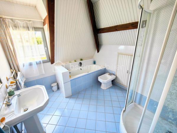 Découvrez cette splendide maison de 180 m², située au cœur du centre-ville de Trouville-sur-Mer, qui vous offre une vue panoramique sur la mer tout en garantissant un calme absolu. Construite en 1978 et s’étalant sur trois niveaux, elle incarne l'alliance parfaite entre charme et modernité, entourée d’un vaste terrain de 2.000 m².

Composée de 8 pièces dont 4 chambres spacieuses, cette demeure lumineuse possède deux élégantes terrasses où vous pourrez vous ressourcer face au large. Profitez d’un intérieur soigné avec un séjour harmonieux équipé d’une cheminée, une cuisine moderne, deux salles de bain et trois salles d'eau. Les doubles vitrages assurent confort et économie, tandis que la présence d’une cave et d’un box complète cet ensemble fonctionnel.

À l'extérieur, stationnez en toute sérénité grâce aux cinq places de parking, et admirez un environnement paisible et sans vis-à-vis, orienté Sud, Est et Ouest. Niveau sécurité, bénéficiez d’équipements ultramodernes : interphone, digicode, vidéosurveillance et alarme sont au rendez-vous.

À deux pas des commodités et des transports en commun (bus 113, 111R, 111A et gare SNCF Paris Trouville Deauville), cette maison offre une véritable vie de quartier, tout en étant exonérée de travaux à prévoir.

Prenez rendez-vous avec Willy Boyé - 07 87 37 75 87, votre agent de confiance, pour visiter ce bien rare où chaque coin respire la sérénité et le bien-être. 
Taxe foncière : 2628 €. Coup de cœur assuré !
