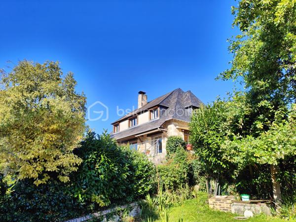 Découvrez cette splendide maison de 180 m², située au cœur du centre-ville de Trouville-sur-Mer, qui vous offre une vue panoramique sur la mer tout en garantissant un calme absolu. Construite en 1978 et s’étalant sur trois niveaux, elle incarne l'alliance parfaite entre charme et modernité, entourée d’un vaste terrain de 2.000 m².

Composée de 8 pièces dont 4 chambres spacieuses, cette demeure lumineuse possède deux élégantes terrasses où vous pourrez vous ressourcer face au large. Profitez d’un intérieur soigné avec un séjour harmonieux équipé d’une cheminée, une cuisine moderne, deux salles de bain et trois salles d'eau. Les doubles vitrages assurent confort et économie, tandis que la présence d’une cave et d’un box complète cet ensemble fonctionnel.

À l'extérieur, stationnez en toute sérénité grâce aux cinq places de parking, et admirez un environnement paisible et sans vis-à-vis, orienté Sud, Est et Ouest. Niveau sécurité, bénéficiez d’équipements ultramodernes : interphone, digicode, vidéosurveillance et alarme sont au rendez-vous.

À deux pas des commodités et des transports en commun (bus 113, 111R, 111A et gare SNCF Paris Trouville Deauville), cette maison offre une véritable vie de quartier, tout en étant exonérée de travaux à prévoir.

Prenez rendez-vous avec Willy Boyé - 07 87 37 75 87, votre agent de confiance, pour visiter ce bien rare où chaque coin respire la sérénité et le bien-être. 
Taxe foncière : 2628 €. Coup de cœur assuré !
