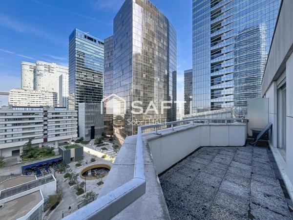 Au cœur du prestigieux quartier d’affaires de La Défense, élégant studio d’environ 32 m² avec grande terrasse, 9? et dernier étage d’une résidence de standing