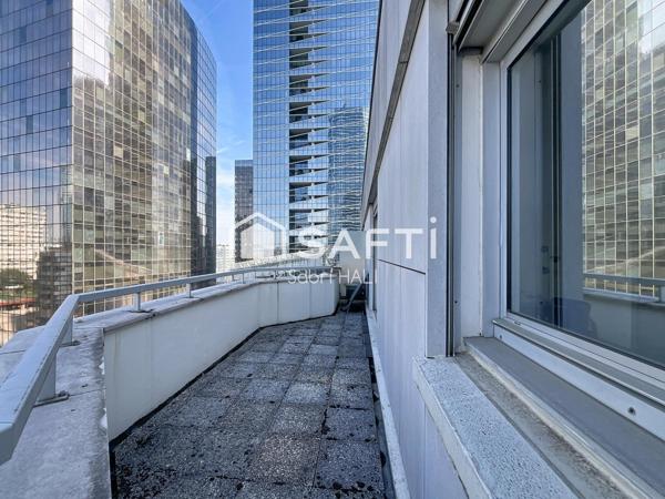 Au cœur du prestigieux quartier d’affaires de La Défense, élégant studio d’environ 32 m² avec grande terrasse, 9? et dernier étage d’une résidence de standing