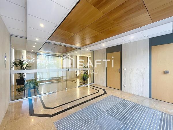 Au cœur du prestigieux quartier d’affaires de La Défense, élégant studio d’environ 32 m² avec grande terrasse, 9? et dernier étage d’une résidence de standing