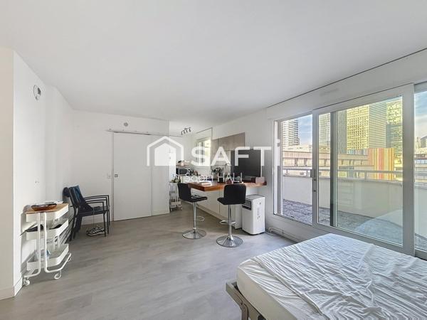 Au cœur du prestigieux quartier d’affaires de La Défense, élégant studio d’environ 32 m² avec grande terrasse, 9? et dernier étage d’une résidence de standing