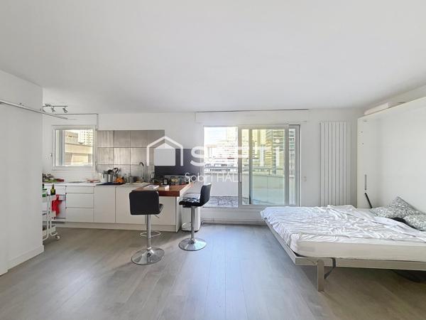 Au cœur du prestigieux quartier d’affaires de La Défense, élégant studio d’environ 32 m² avec grande terrasse, 9? et dernier étage d’une résidence de standing