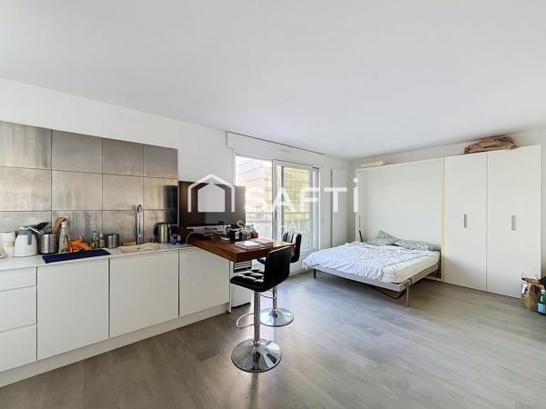 Au cœur du prestigieux quartier d’affaires de La Défense, élégant studio d’environ 32 m² avec grande terrasse, 9? et dernier étage d’une résidence de standing