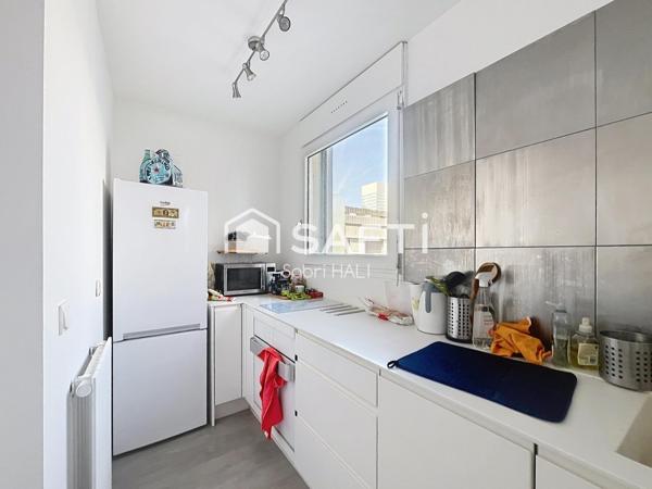 Au cœur du prestigieux quartier d’affaires de La Défense, élégant studio d’environ 32 m² avec grande terrasse, 9? et dernier étage d’une résidence de standing