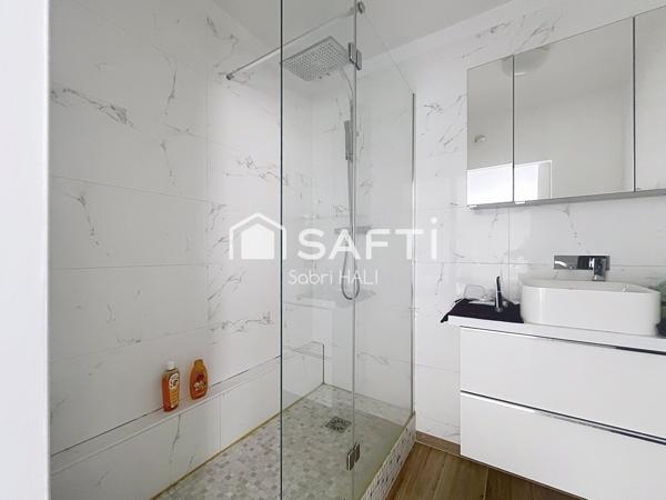 Au cœur du prestigieux quartier d’affaires de La Défense, élégant studio d’environ 32 m² avec grande terrasse, 9? et dernier étage d’une résidence de standing