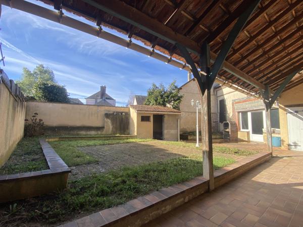 Nogent-le-Roi (28210) Maison 6 Pièces en centre ville avec garage et jardin