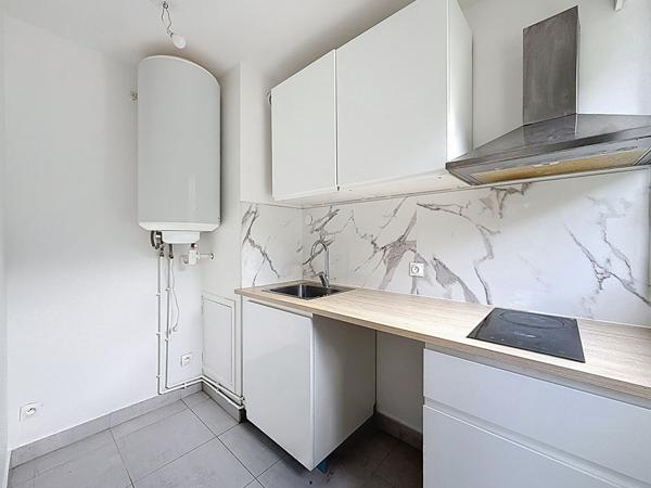 Coup de coeur ! Idéal premier achat ou investissement locatif ! Studio proche gare avec place de stationnement et cellier.