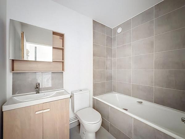 Coup de coeur ! Idéal premier achat ou investissement locatif ! Studio proche gare avec place de stationnement et cellier.