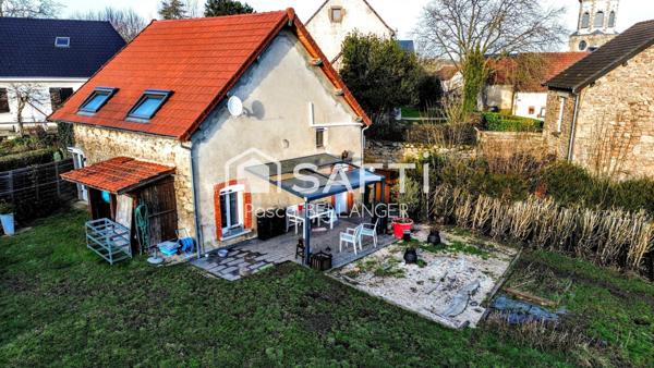 Venez découvrir cette ravissante maison de 80m², un véritable coup de cœur, entièrement restaurée avec soin par artisan. Idéalement située à l'extérieur du bourg, sans aucun vis-à-vis.