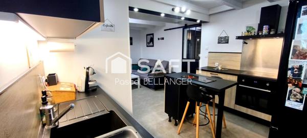 Venez découvrir cette ravissante maison de 80m², un véritable coup de cœur, entièrement restaurée avec soin par artisan. Idéalement située à l'extérieur du bourg, sans aucun vis-à-vis.