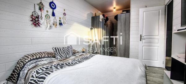 Venez découvrir cette ravissante maison de 80m², un véritable coup de cœur, entièrement restaurée avec soin par artisan. Idéalement située à l'extérieur du bourg, sans aucun vis-à-vis.