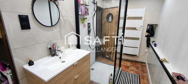 Venez découvrir cette ravissante maison de 80m², un véritable coup de cœur, entièrement restaurée avec soin par artisan. Idéalement située à l'extérieur du bourg, sans aucun vis-à-vis.