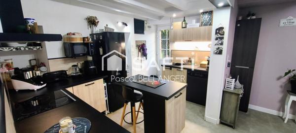 Venez découvrir cette ravissante maison de 80m², un véritable coup de cœur, entièrement restaurée avec soin par artisan. Idéalement située à l'extérieur du bourg, sans aucun vis-à-vis.