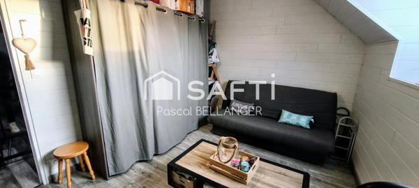 Venez découvrir cette ravissante maison de 80m², un véritable coup de cœur, entièrement restaurée avec soin par artisan. Idéalement située à l'extérieur du bourg, sans aucun vis-à-vis.