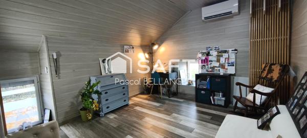 Venez découvrir cette ravissante maison de 80m², un véritable coup de cœur, entièrement restaurée avec soin par artisan. Idéalement située à l'extérieur du bourg, sans aucun vis-à-vis.