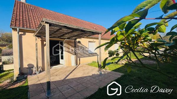 *** Nouveauté en exclusivité : Coup de cœur pour cette jolie Maison récente, idéalement située dans un secteur recherché ***

Edifiée sur un terrain d'environ 970m² entièrement clôturé, au calme, cette jolie Maison élevée sur sous-sol total, offre des pièce de vie agréables et baignées de lumière et sa terrasse carrelée, sans vis-à-vis, invite à la détente dans cet environnement paisible...

* Descriptif de la Maison *

- Une entrée avec rangements
- Un grand bureau, idéal pour professionnel, télétravail ou chambre d'ados, d'amis...
- Un accès au garage avec sa partie buanderie

A l'étage : 

- Un bel et spacieux espace de vie lumineux et traversant, équipé d'une cheminée insert, donnant sur la terrasse carrelée et le jardin
- Une cuisine entièrement aménagée et équipée d'éléments modernes et récents, avec une jolie vue
- Une belle chambre avec son dressing privatif
- Deux autres chambres spacieuses
- Une salle d'eau agrémentée de sa grande douche à l'italienne 
- Un wc séparé


* Ses extérieurs *
- Un terrain d'environ 970m² entièrement clos 
- 2 portails motorisés et une allée permettant l'accès à la maison et au garage
- Une terrasse carrelée à l'arrière de la Maison
- Un grand garage de 65m² permettant de stationner plusieurs véhicules, avec son espace buanderie

* Son secteur *
- proximité de services accessibles à 2 mins  : école maternelle et primaire avec un service de cantine et de garderie, collège, service de transports pour le lycée, boulangerie, superette, mairie, cabinet médical, pharmacie, poste...

- 12 mins de la Gare de Sens
- 12 mins de la Cathédrale et du centre ville de Sens

* Ses équipements et ses avantages *
- Village très recherché de part sa tranquillité, sa proximité avec la ville de Sens et sa Gare
- Maison construite en 2016, entretenue et élevée sur sous-sol total 
- La cuisine entièrement équipée de tous ses éléments (hotte à extraction extérieur, four, plaque, lave-vaisselle intégré...)
- Chauffage récent de 2019 couplé avec sa cheminée insert
- Fibre installée
- Combles isolés de 2024
- Plafond du sous-sol isolé en 2023
- Chauffe-eau récent de 2023
- Toutes les ouvertures sont en double vitrage accompagnées de volets manuels
- Toiture en très bon état
- Façades en très bon état
- Electricité aux normes
- Maison bien isolée et économique

Cette jolie Maison coup de cœur, sans aucun travaux à prévoir, est à visiter rapidement...