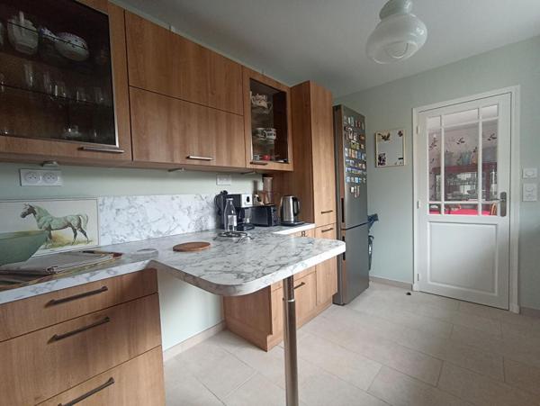 Beau Pavillon de plain pied de 125 m2 : 6 pièces, 4 chambres, jardin avec terrasse, parking et garage au CENTRE du POINCONNET