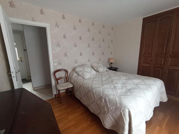 Beau Pavillon de plain pied de 125 m2 : 6 pièces, 4 chambres, jardin avec terrasse, parking et garage au CENTRE du POINCONNET