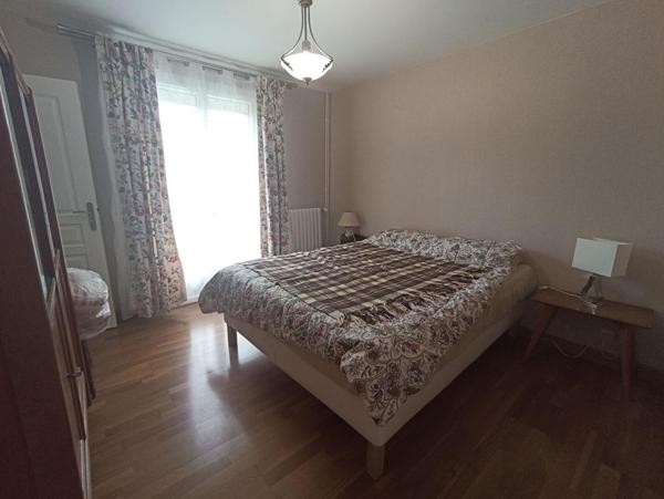 Beau Pavillon de plain pied de 125 m2 : 6 pièces, 4 chambres, jardin avec terrasse, parking et garage au CENTRE du POINCONNET