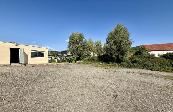 Terrain Artisanal 10ares avec Bâtiment Équipé – Opportunité & Calme