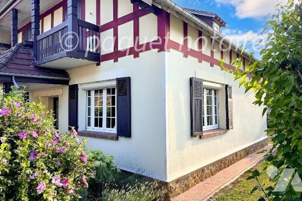 &#127969; Élégante Maison Bourgeoise ? Centre-Ville ? Jardin, Parking et Garage 

Située en p...