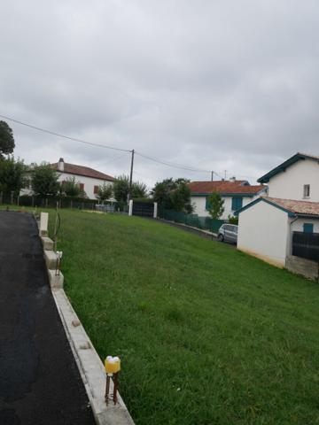 A vendre - Arcangues - Terrain constructible de 689 m2 - Viabilisé et borné .