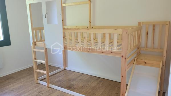 Découvrez cette jolie maison située en campagne à Leojac, offrant un cadre de vie paisible et serein. Idéale pour les familles, cette propriété allie confort moderne et charme authentique.

Avec ses 145 m² habitables, cette maison construite en 1995 propose 6 pièces dont 5 chambres agréables, 2 salles de bains et 2 WC. Très bel espace jour lumineux avec cuisine équipée de marque Schmidt et baies à galandage. Le grand terrain arboré de 2000 m²  abrite une piscine pour vos moments de détente ensoleillés, avec une vue dégagée sur la nature environnante.

Au sous-sol un grand garage d environ 46 m2 et une buanderie.

Proche des commodités essentielles, ce bien est une invitation à profiter de la vie en plein air, dans une ambiance calme et reposante.