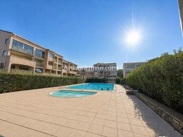 Vente                                                      Appartement
                        
                     3 pièces                      42 m2                     à Sainte-Maxime