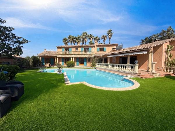 Propriété de caractère – 420 m² – Terrain de 2 300 m² – Piscine – Dépendance