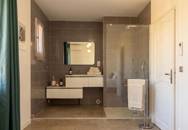 Propriété de caractère – 420 m² – Terrain de 2 300 m² – Piscine – Dépendance