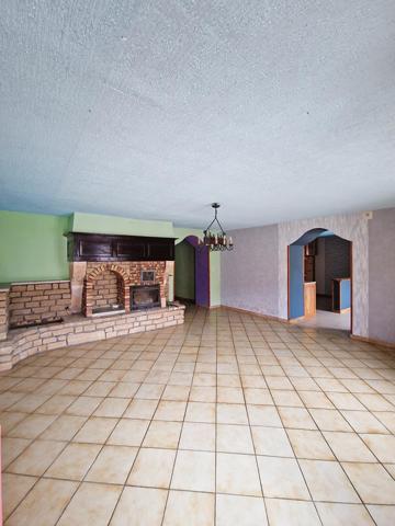 Belle propriété avec 1 dépendance et 2 granges !