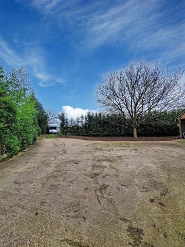 Belle propriété avec 1 dépendance et 2 granges !