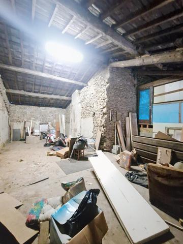 Belle propriété avec 1 dépendance et 2 granges !