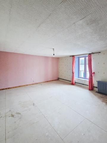 Belle propriété avec 1 dépendance et 2 granges !