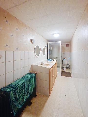 Belle propriété avec 1 dépendance et 2 granges !