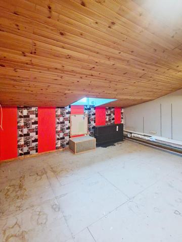 Belle propriété avec 1 dépendance et 2 granges !