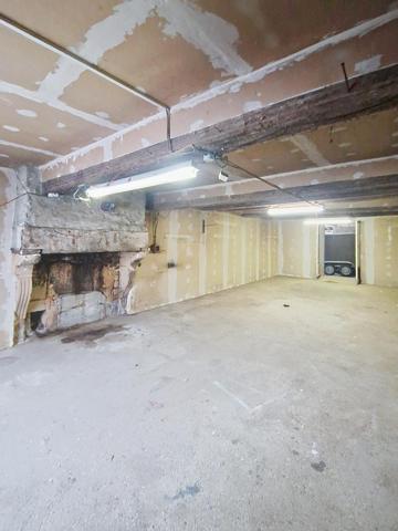 Belle propriété avec 1 dépendance et 2 granges !