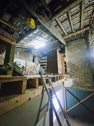 Belle propriété avec 1 dépendance et 2 granges !