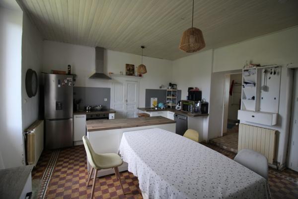 Mas de 350M2 avec piscine sur 3 ha