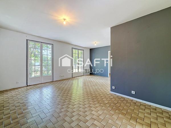 Maison de plain-pied : 2 chambres, un bureau, garage, grand terrain
