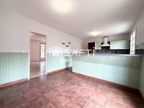 Maison de plain-pied : 2 chambres, un bureau, garage, grand terrain