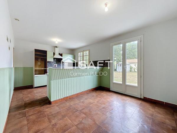 Maison de plain-pied : 2 chambres, un bureau, garage, grand terrain