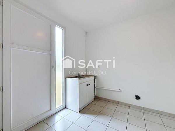 Maison de plain-pied : 2 chambres, un bureau, garage, grand terrain